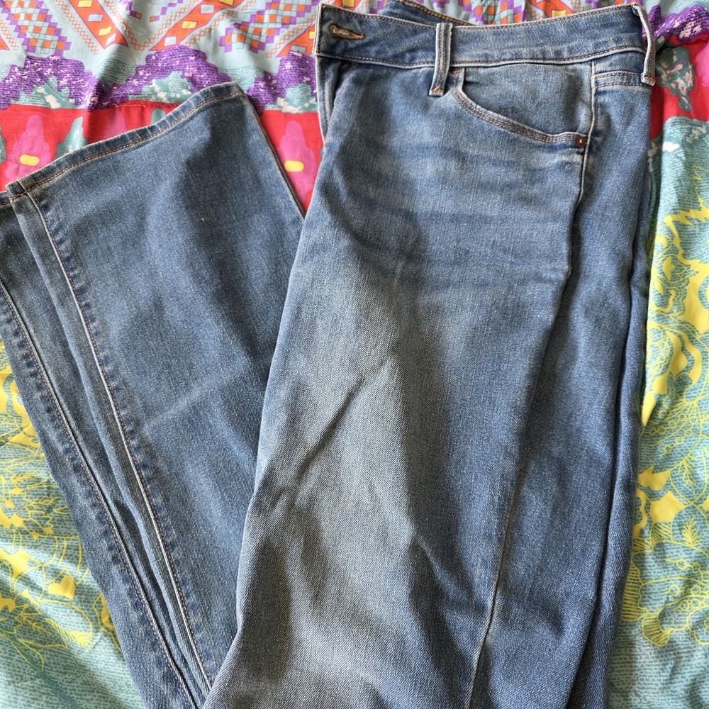 Old Navy Women's Straight-Leg Jeans in Medium Blue